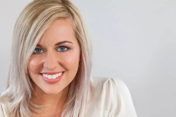 Portret van mooi blond meisje jonge vrouw met perfecte tanden — Stockfoto