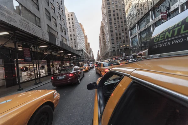 뉴욕 시 렉싱턴 가에서 노란색 택시들이 줄지어 기다리고 있다, — 스톡 사진