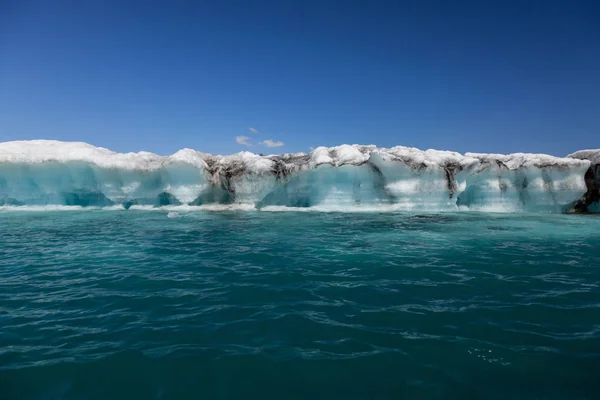 IJsberg smelten in IJsland, klimaatveranderingsconcept — Stockfoto