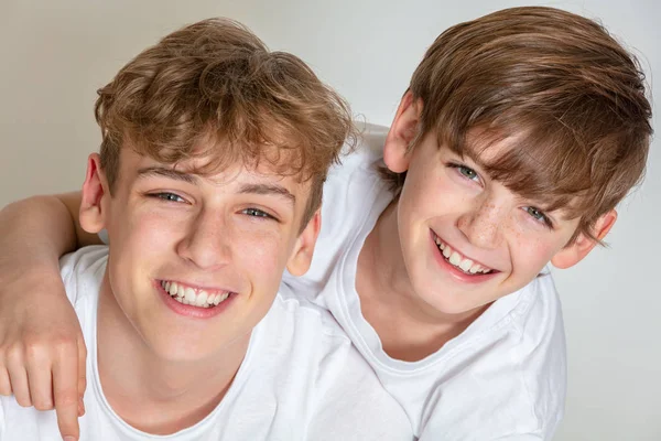 Felice ragazzo bambini fratelli sorridendo insieme — Foto Stock
