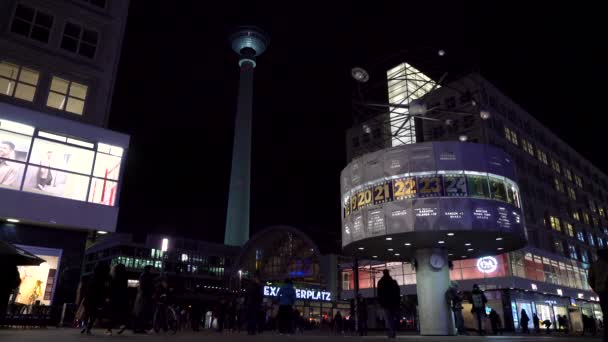 Zegar Światowy Tramwaj Ludzie Alexanderplatz Berlin Niemcy Lutego 2019 Nocny — Wideo stockowe