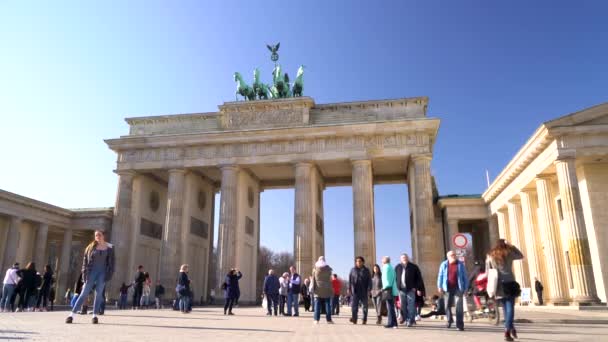 Puerta Brandenburgo Pariser Platz Berlín Alemania Febrero 2019 Personas Turistas — Vídeo de stock