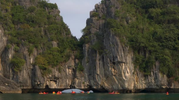 Turisté Kajacích Nebo Kánoích Prozkoumávající Jeskyně Vápencové Ostrovy Long Bay — Stock video