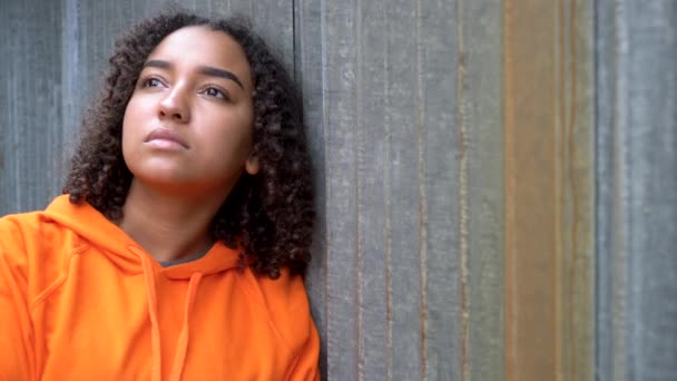 Gyönyörű Vegyes Faj Afrikai Amerikai Lány Tizenéves Fiatal Néz Szomorú — Stock videók