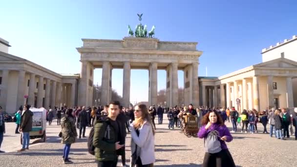 2019年2月18日ドイツ ベルリンのPariser Platz ブランデンブルク門 Pariser Platzによる日中の人々 観光客 学生のドリー追跡 — ストック動画