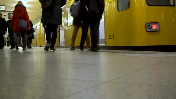 Bahn Vlastnosti Přeštění Alexanderplatz Závislosti Berlin Německo February 2019 Vlak — Stock video