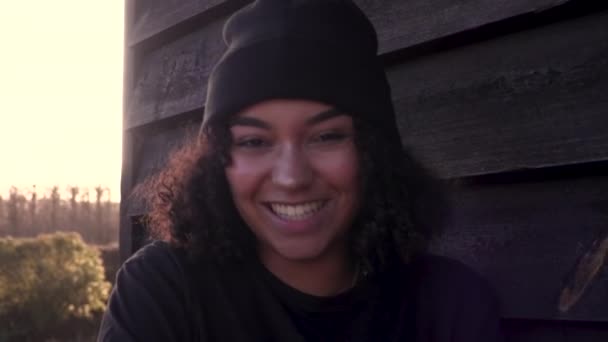 Vacker Blandras Afroamerikansk Flicka Tonåring Ung Kvinna Bär Svart Mössa — Stockvideo