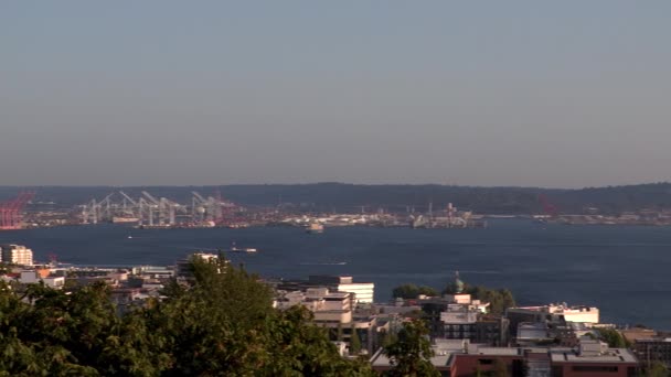 Schwenkschuss Über Puget Sound Und Die Seattle Skyline Zur Weltraumnadel — Stockvideo
