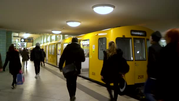 Bahn Trains Crossing Alexanderplatz Undergrond Station Berlijn Duitsland Februari 2019 — Stockvideo