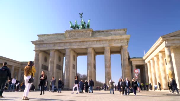 Brandenburg Gate Pariser Platz Berlin Germany February 2019 People Tourists — стоковое видео