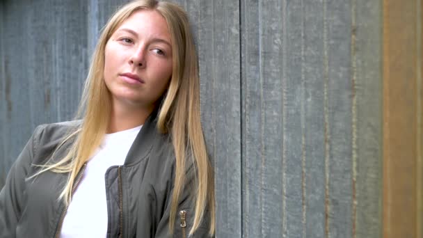 Söt Blond Flicka Tonåring Ung Kvinna Ser Ledsen Eller Omtänksam — Stockvideo