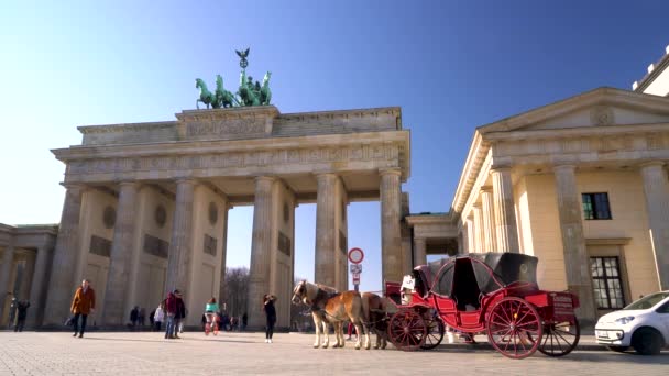 ブランデンブルク門 ベルリン ドイツ18 2月2019 自転車 観光客の馬や馬車ブランデンブルク門 Pariser Platz ベルリン ドイツ — ストック動画