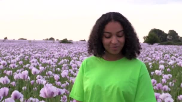 Mooi Gelukkig Gemengd Ras Afro Amerikaans Meisje Tiener Vrouwelijke Jonge — Stockvideo