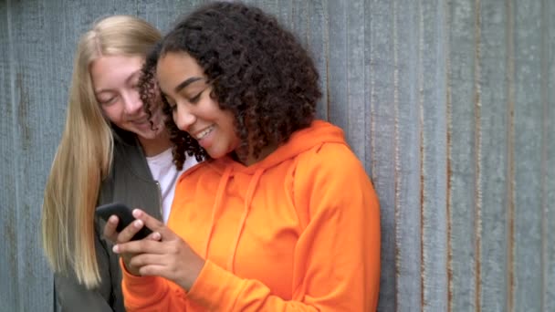 Zeitlupen Videoclip Von Hübschen Blonden Mädchen Und Teenagern Gemischter Rasse — Stockvideo