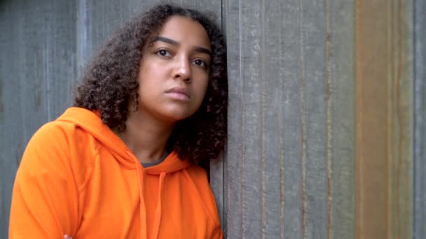 Piękna Mieszana Rasa Afroamerykanka Dziewczyna Nastolatka Młoda Kobieta Patrząc Smutne — Wideo stockowe