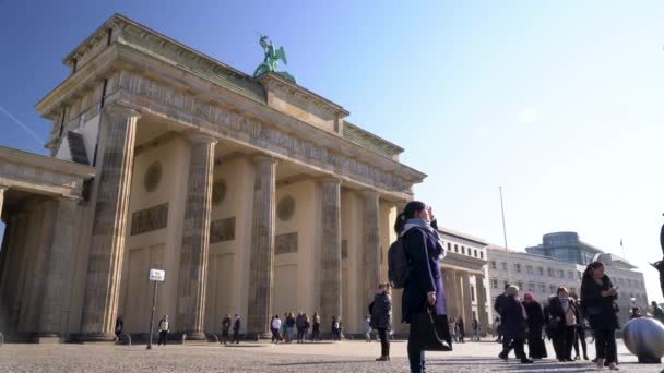 Brama Brandenburska Pariser Platz Berlin Niemcy Luty 2019 Ludzie Turyści — Wideo stockowe