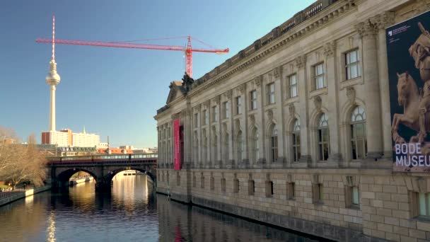 Most Przejeżdżających Pociągów Przez Muzeum Bode Wyspę Muzeów Berlin Niemcy — Wideo stockowe