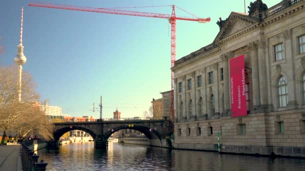 ブリッジ ボード美術館2019年2月16日ドイツ ベルリン ドイツ ヨーロッパのボード美術館による博物館島への川の流れ — ストック動画
