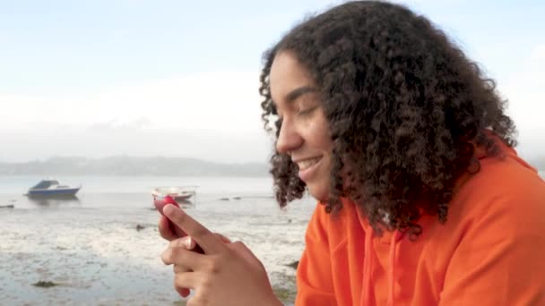 Mooi Gemengd Ras Afro Amerikaans Meisje Tiener Jonge Vrouw Dragen — Stockvideo