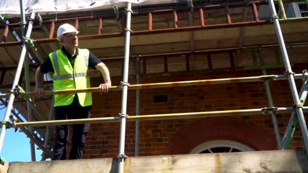 建筑工地的男工头 建筑工人 测量员或建筑师站在脚手架上 — 图库视频影像