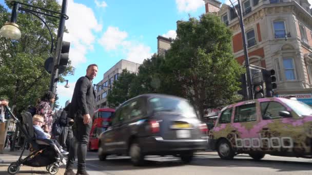 Människor Korsar Oxford Street London England September 2018 Video Övergångsställe — Stockvideo