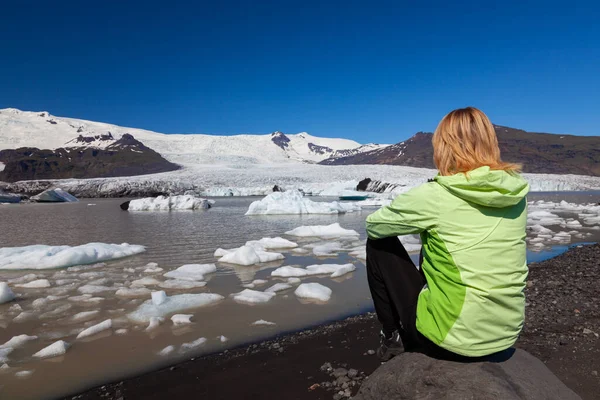 Vrouw vrouwelijke wandelaar op zoek naar een smeltende gletsjer in IJsland — Stockfoto