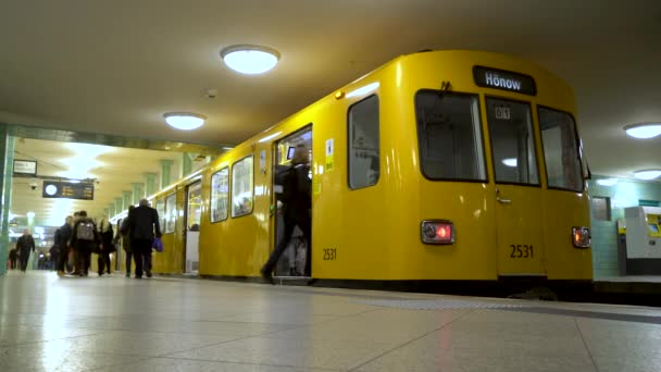 Bahn Trenleri Alexanderplatz Underground Durağı Berlin Germany Şubat 2019 Alexanderplatz — Stok video