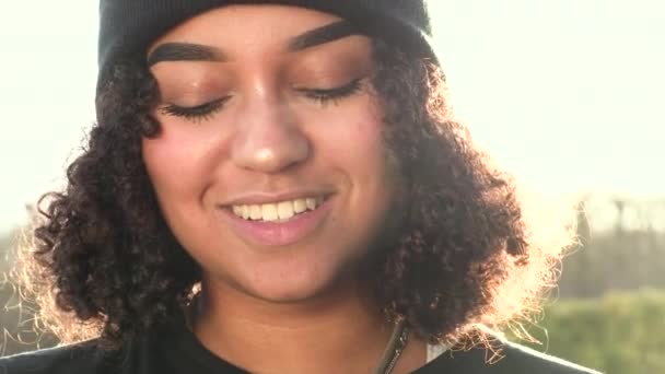 Güzel Melez Afro Amerikan Genç Kız Siyah Bir Bere Takan — Stok video