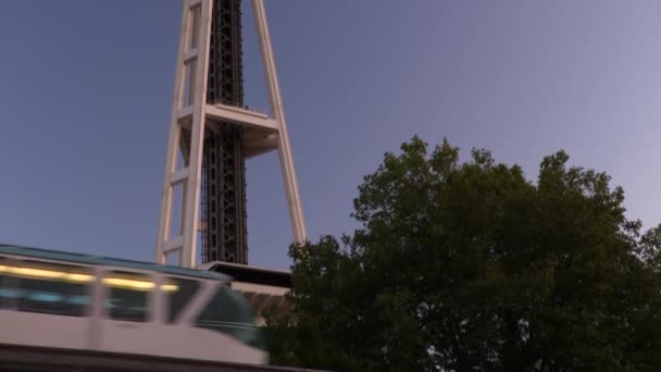 Monorail Train Space Needle Seattle Washington Usa Juli 2019 Tilt — Stockvideo