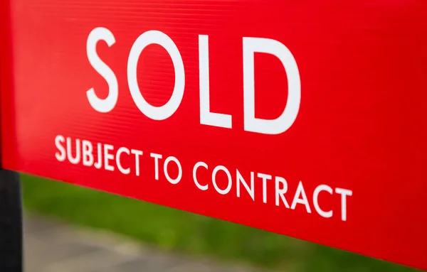 Κλείσιμο Πωλούνται Θέμα Συμβόλαιο Real Estate Agent Sign Board — Φωτογραφία Αρχείου