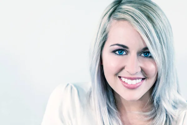 Retrato Chica Hermosa Joven Sonriendo Con Dientes Perfectos Ojos Azules — Foto de Stock