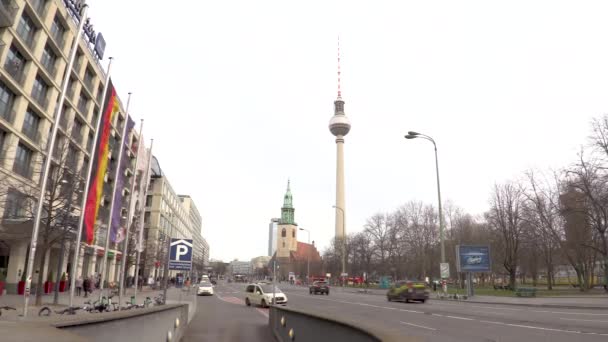 2020年2月17日ドイツ ベルリン発 ベルリンのベルリン テレビ塔へ向かうカール ライブクネヒト通り沿いの昼間の風景 — ストック動画