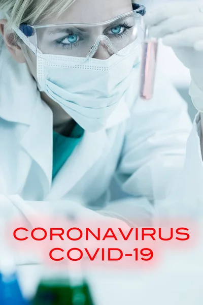コロナウイルスの検査管を見る女性医学者または女性医師Covid 19ワクチン研究室または研究室テキスト付き — ストック写真