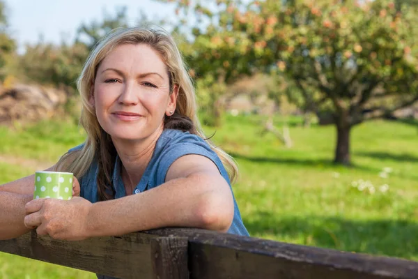 Attraente Pensierosa Donna Mezza Età Appoggiata Alla Recinzione Campagna Con — Foto Stock