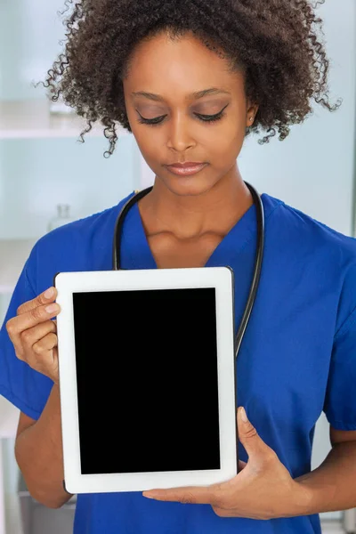 Zwarte Afro Amerikaanse Vrouwelijke Arts Houdt Een Lege Tablet Computer — Stockfoto