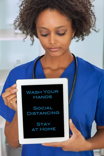 Médica Negra Afro Americana Hospital Com Coronavirus Covid Conselhos Distanciamento — Fotografia de Stock