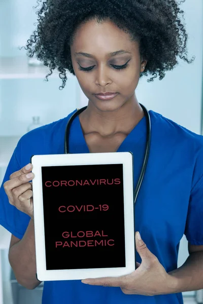 病院で黒人アフリカ系アメリカ人女性医師コロナウイルスCovid 19流行テキスト付きタブレットコンピュータを保持 — ストック写真