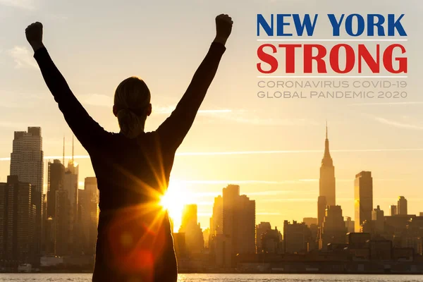 成功した女性や女の子の腕のシルエットは ニューヨークの強いコロナウイルスCovid 19とニューヨーク市スカイラインの前で日の出や日没を祝う調達グローバルパンデミック2020テキスト — ストック写真