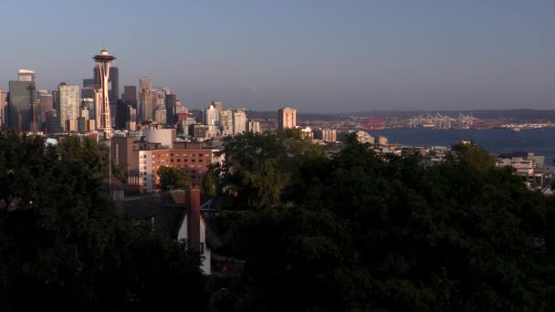 Samolot Przelatujący Nad Panoramą Seattle Kosmiczną Igłą Seattle Waszyngton Usa — Wideo stockowe