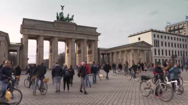 ブランデンブルク門をタイムラプス プラッツ ベルリン ドイツ2020年2月17日 昼のタイムラプス 自転車での観光客ブランデンブルク門 パルサー プラッツ ベルリン ドイツ — ストック動画