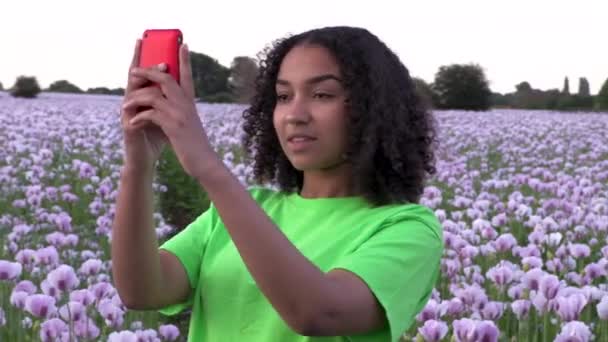 Mooi Gelukkig Gemengd Ras Afro Amerikaans Meisje Tiener Vrouwelijke Jonge — Stockvideo
