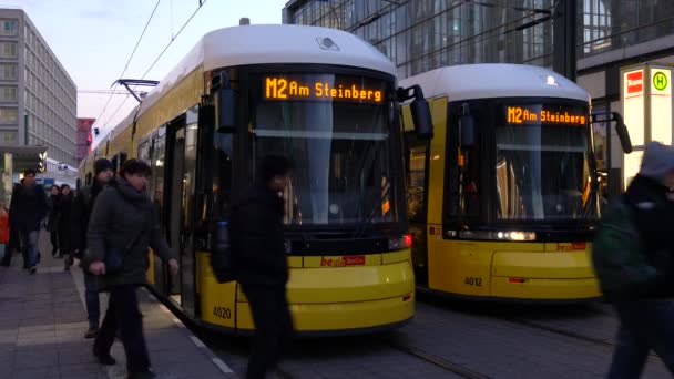 Trammi Passeggeri Fuori Alexanderplatz Tram Train Station Berlino Germania Febbraio — Video Stock