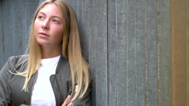 Красивая Блондинка Подросток Молодая Женщина Выглядит Грустно Вдумчиво Носить Зеленую — стоковое видео