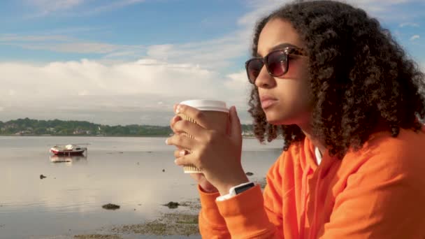 Bela Raça Mista Afro Americana Menina Adolescente Mulher Usando Óculos — Vídeo de Stock