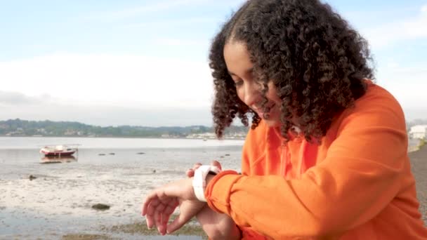 Schöne Gemischte Rasse Afroamerikanerin Teenager Junge Frau Trägt Orangefarbenen Kapuzenpullover — Stockvideo