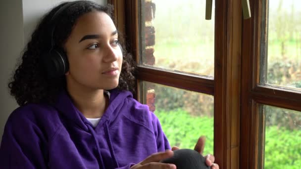 Šťastná Usměvavá Žena Teenager Mladý Biracial Afroameričanka Dospívající Nosí Fialovou — Stock video