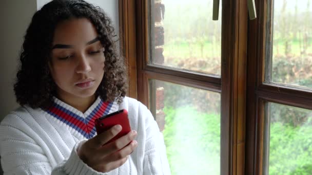 슬프게도 아름다운 인종이 아프리카 미국인 소녀가 미디어 메시지를 보내며 코로나 — 비디오