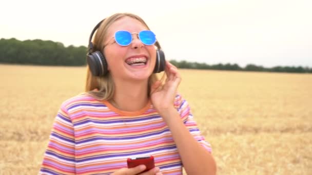 Spowolniony Klip Wideo Pięknej Blondynki Nastolatki Młodej Kobiety Pasiastej Koszulce — Wideo stockowe