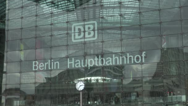 Timelapse Hauptbahnhoff鉄道駅 ベルリン ドイツ 2020年2月20日 ガラス窓 乗客および列車のタイムラプス反射Huptbahnhoff鉄道駅 ベルリン ドイツ — ストック動画