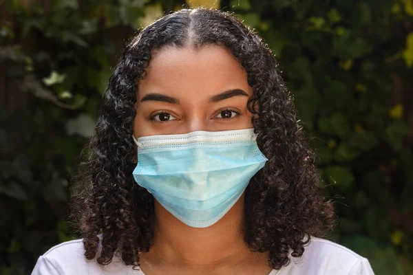 混合レースティーン女の子若いです女の子は コロナウイルスCovid 19パンデミックの間に顔マスクを身に着けています — ストック写真